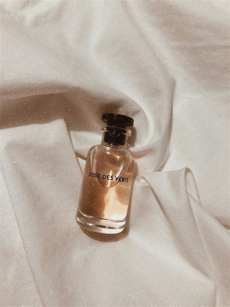 ولكن لا جديد ، رائحة مألوفة ومكررة في كثير من العطور. Rose des Vents Louis Vuitton عطر - a fragrance للنساء 2016