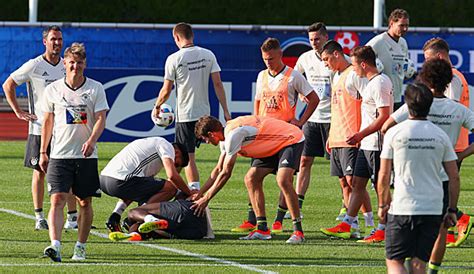 Antonio rüdiger ist ein athletischer innenverteidiger mit vielseitigen qualitäten. DFB-Team: Antonio Rüdiger verletzt sich im Training