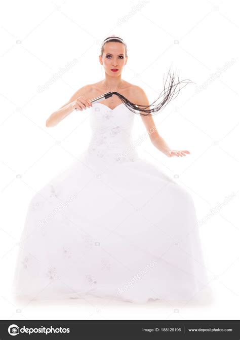 Невеста белое платье держит черный кожаный кнут порка — Стоковое фото © Voyagerix #188125196