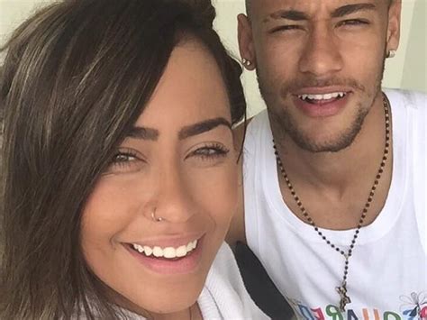 Unter den augen von bruna marquezine, seiner vermeintlichen neuen freundin, musste der shootingstar mächtig einstecken, erzielte aber kurz vor schluss noch den ehrentreffer für santos. WM-Star Neymar: Liebeserklärung an seine Schwester ...