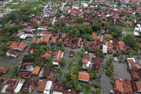 Banjir adalah air dalam volume besar yang menggenangi sebuah daerah, banjir pun bisa diartikan sebagai aliran air yang tidak dapat lagi tertampung oleh sungai, laut, danau, dan saluran lainnya. Pekalongan Terendam Banjir