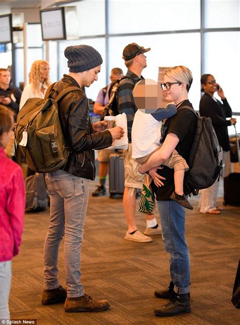 Akillara manson geldi̇ evan rachel wood'un, instagram paylaşımından sonra ona tecavüz eden iki kişiden birinin marilyn manson olabileceği konuşulmaya başlandı. Rachel Wood cradles her son as she jets out of LAX | Daily ...