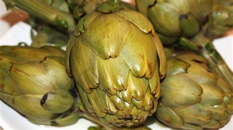 Las alcachofas son uno de esos vegetales que se acopla muy bien a todo tipo de comidas y tipos de preparación. Cocer alcachofas sin pelar - YouTube