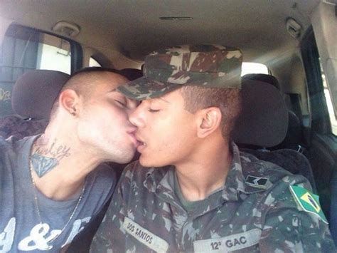 Duas gostosas loira e uma morena sendo fodida. Bocão News | Geral - Cabo do exército tira foto beijando ...