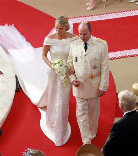 Apr 30, 2021 · le lendemain, le mariage religieux était célébré dans la cour d'honneur du palais devant de nombreuses têtes couronnées d'europe. Images Princesse Charlene de Monaco : Sa sublime robe ...