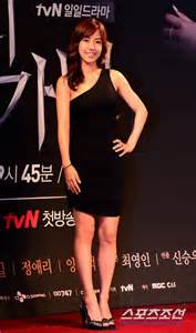 Hizo su debut como actriz en 2009 y ha desempeñado papeles secundarios en dramas televisivos. Kim Yoon-seo (김윤서, Korean actress) @ HanCinema :: The ...