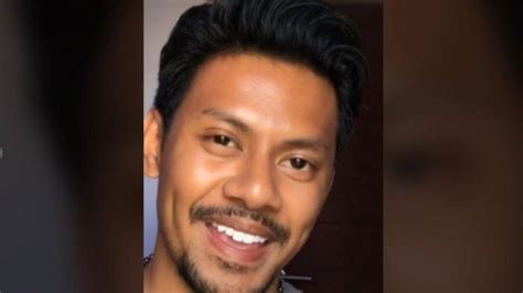 Link video viral andai saja kakakku tidak menggodaku no pw (link ada di deskripsi video). Biodata Om-om Manis yang Viral di TikTok, Marlon Abraham ...