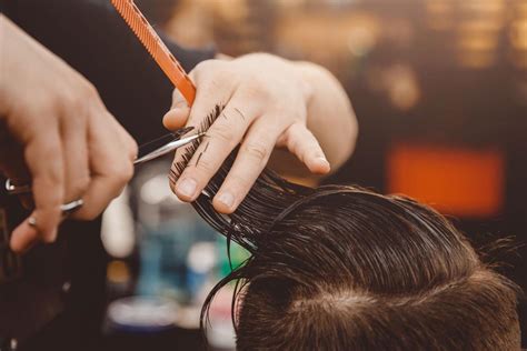 Métier ancestral, le barbier a peu à peu disparu des salons au cours du xxe siècle, avec l'avènement des rasoirs à main, leurs innovations et publicités incessantes, et un changement de mode de consommation. Formation Barbier Sans Cap Coiffure / Ecole Internationale ...