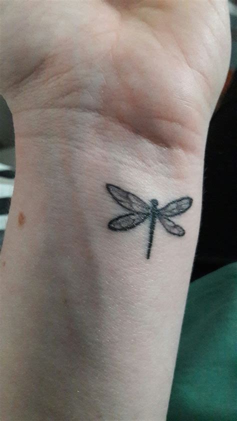 One of the most versatile tattoo designs is the dragonfly tattoos. Een libelletje op de pols - a little dragonfly tattoo on ...