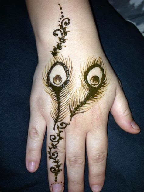 This is a typical tattoo idea with a unique design. 10 Gorgeous Feather Henna Designs to try this Festive ...