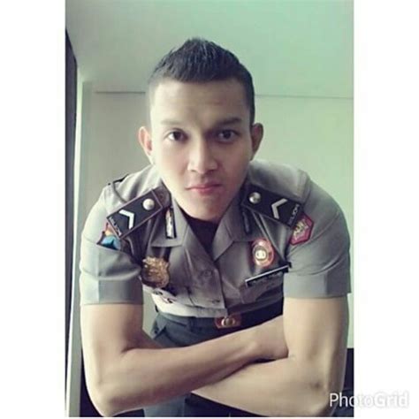 Viral foto oknum polisi di probolinggo bermesraan dengan pria, pengunggah dikejar! Foto Polisi Gagah - TNI POLRI KECE