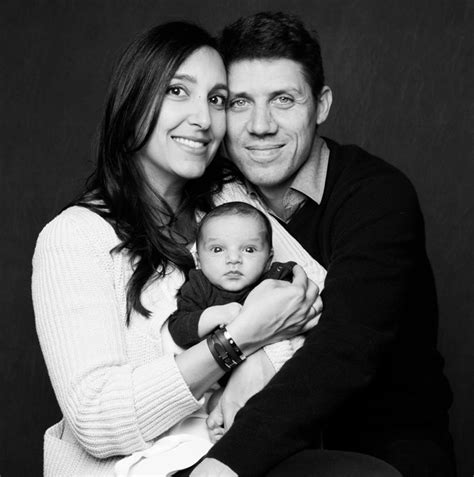 Le gérant majoritaire est un gérant qui détient seul ou avec les membres de sa famille et/ou les autres gérants de la société (et les membres de. Photo de famille en noir et blanc à Paris