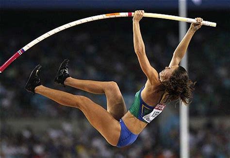 De acordo com a regra, no salto em altura, os atletas correm e saltam de costas sobre uma barra horizontal. Vida de Esportes: Salto com Vara