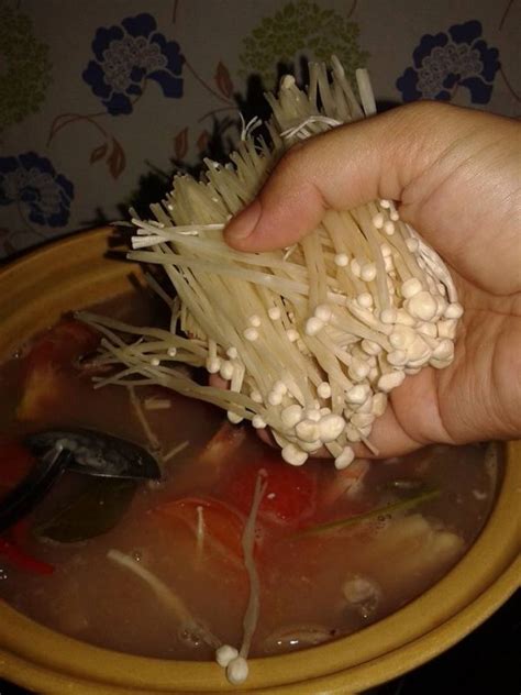 Tapi, mungkin tak ramai yang tahu membuat pes tomyam ini sendiri dan selalu menggunakan perencah segera. Resepi Tomyam Ayam Tanpa Daun Limau Purut - Krikilan f