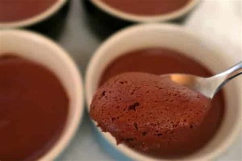 Esse mousse de chocolate não fica muito doce e é bem saboroso! Receita de mousse de chocolate fácil sem leite condensado ...