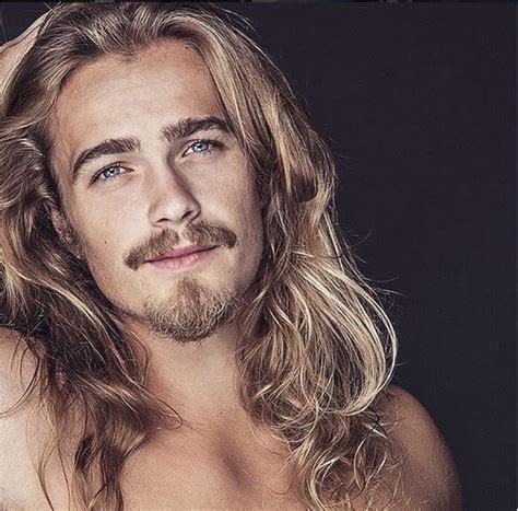 Défilez vers le bas et choisissez la coupe faite pour vous ! Coupe De Cheveux Homme Blond Yeux Bleu
