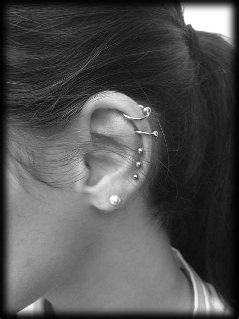 Cute crystal ear stud earring ear piercing jewelry ideas for women. Espace Piercing | Blacksheep Tattoo