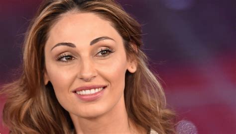 34, born 7 january 1987. Anna Tatangelo, tutto troppo micro. Le forme esplodono ...