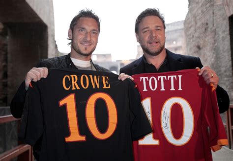 I giochi dei gladiatori nell'antica roma era spietati e animaleschi. Crowe-Totti, un Gladiatore e un Capitano al Colosseo ...