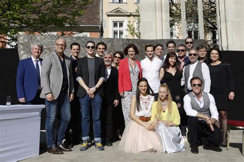 Successful both with the bands illés and fonográf and in. Szörényi Levente - Bródy János: István, a király ...