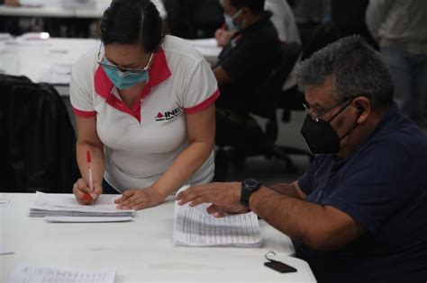 Inmediatamente serás redirigido a la consulta municipal, donde se desplegarán las preguntas, en las. Continuación de revisión de las firmas para la Consulta ...