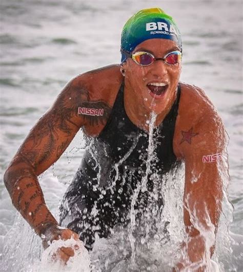 Ana marcela cunha caiu nas águas da odaiba marine park como uma das favoritas ao pódio da maratona aquática. Ana Marcela conquista tetracampeonato mundial na maratona ...