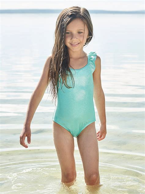 Découvrez sur gémo.fr notre sélection de maillot de bain enfant pour les filles de 2 à 16 ans. Maillot de bain effet pailleté 1 pièce fille avec volants ...