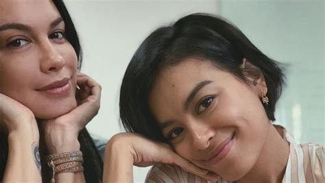 Bagai pinang dibelah dua bermaksud pasangan yang sama cantik dan sepadan antara satu sama lain. Cantik! 7 Potret Sophia Latjuba dan Eva Celia, Bagai ...