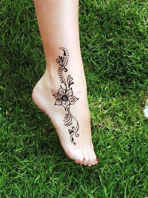 Maybe you would like to learn more about one of these? 18 Small Henna Tattoos That Look Really Cute - Styleoholic