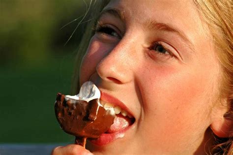 Établir un horaire de sommeil habituel. Migraines : pourquoi a-t-on mal à la tête quand on mange ...