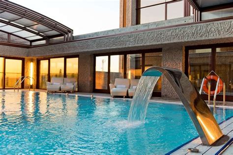 It also features a sauna, a rooftop terrace and an indoor pool. Hilton Madrid Airport (Spain) - Hotel Reviews, Photos ...