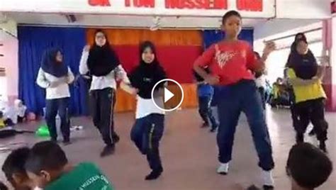 Tunggu apa lagi boleh mula menyemak mulai sekarang. (ViDeO) AWESOME!! Murid-murid Sekolah Rendah Ini Menari ...