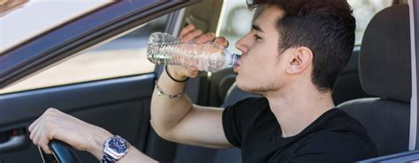 Saat membeli botol air minum, biaya terbesarnya keluar untuk membuat botol plastik. Amankah Minum Air dari Botol Plastik yang Sudah Hangat ...