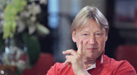 Дмитрий харатьян, которого поклонники и зрители советского кино знают по картине «гардемарины», начал свой творческий путь в раннем возрасте. Дмитрий Харатьян: биография, личная жизнь, семья, жена ...