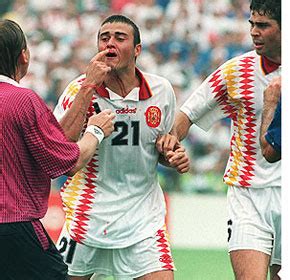 Luis enrique le muestra al colegiado su nariz rota tras recibir un codazo de tassotti. Tirando de hemeroteca: Luis Enrique - Tassotti