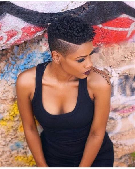 Peu importe la longueur d'une chevelure, la coupe afro femme revient en force. Modèles de coiffure coupe courte femme afro - Être Belle
