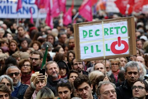 Dopo essersi messo da un lato della piazza con uno striscione e dei fumogeni, scandendo degli slogan contro i manifestanti, il gruppo di studenti, come ha spiegato una di loro, si stava muovendo per lasciare la. Milano contro il ddl Pillon, le immagini della ...