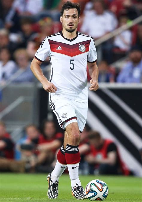 Neuwertiges dfb weltmeister trikot mit der nummer 5. Mats Hummels | World Cup 2014 Soccer Studs | Us Weekly