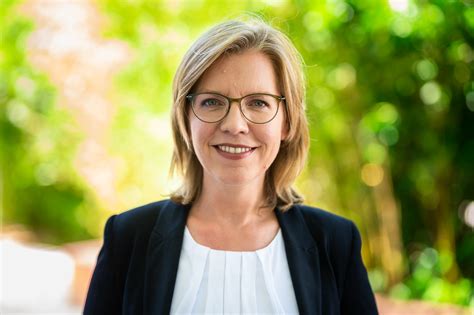 Österreichische bundesministerin für klimaschutz, umwelt, energie, mobilität, innovation und technologie. Leonore Gewessler - lcoy.at