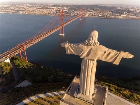 Das projekt befindet sich in lisboa, lissabon, lissabon, portugal. Luftaufnahme von hinten Cristo Rei Statue und Ponte 25 de ...