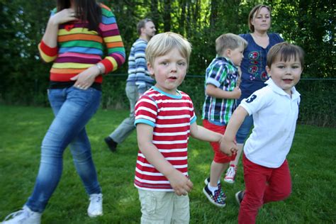 Each year, nearly 50,000 people flock to clark street from foster to catalpa for two. Försök inte förstå mig,älska mig bara: Midsommarfest!