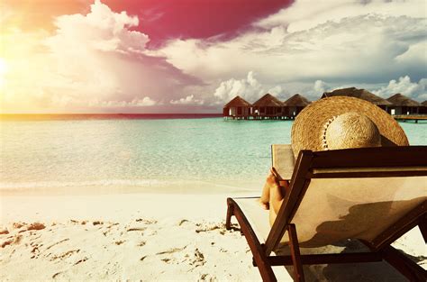 Woman reading evil book in cabin. Five Books Set at the Beach - Woman Around Town