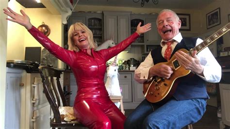 Toyah willcox is celebrating her 60th birthday today and throwback pictures of the singer show her looking a world away from her present appearance. Toyah - Toyah & Robert's Sunday Dessert - "Cake" | Facebook