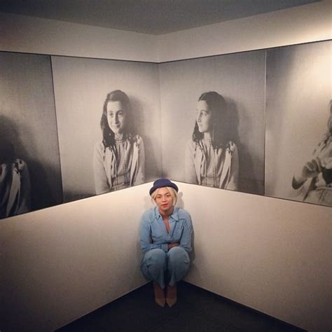 La storia di anna frank è ben nota in tutto il mondo, dal 1960 è possibile visitare la casa di amsterdam dove lei e la sua famiglia si nascose dagli occupanti tedeschi durante si entra nel museo attraverso un moderno edificio di lato alla vecchia casa e si segue un percorso a senso unico in fila indiana. Amsterdam, Beyoncé visita la casa-museo di Anna Frank ...