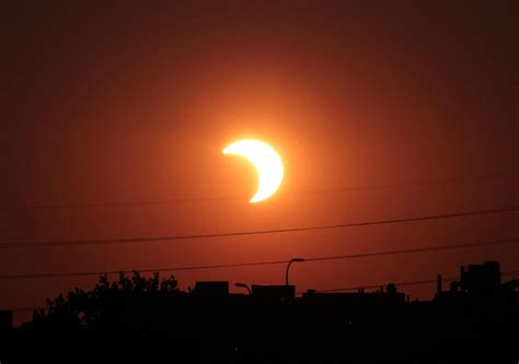 Film online o zaćmieniu słońca, który postara się przedstawić to niezwykłe zjawisko astronomiczne. Zaćmienie Słońca 2015 widoczne z Polski - jak je ...