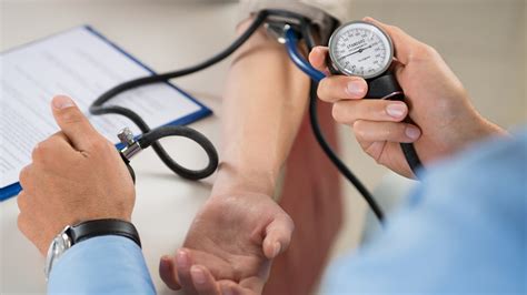 Orang yang lebih muda, baik pria maupun wanita orang yang lebih tua biasanya berisiko memiliki tekanan darah tekanan sistolik tinggi. Bacaan Tekanan Darah Tinggi 200 Kini kembali Normal, Badan ...