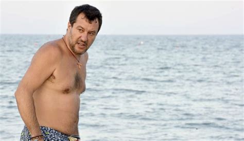 Matteo salvini sale in consolle al papeete beach di milano marittima, dove è in corso la festa della lega romagna: Salvini al Papeete, bagno in mare dopo il voto al Senato ...