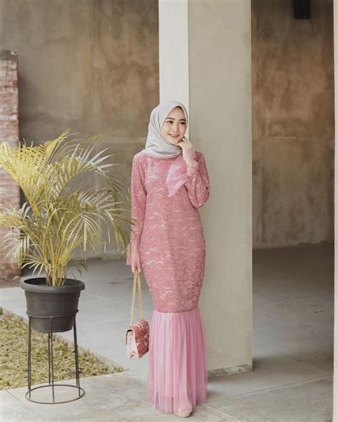 Model kebaya moder terbaru dengan berbagai jenis kebaya untuk pernikahan, pesta, wisuda, acara adat, perkawinan, dan lainnya serta kami jual kebaya dengan harga terbaik. Model Baju Duyung Brokat 2019 / 41 Model Kebaya Brokat ...