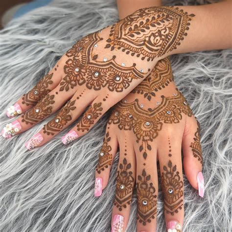 Ini sangat cocok bagi kamu yang pemula. Contoh Henna Nikahan - gambar henna tangan simple dan bagus