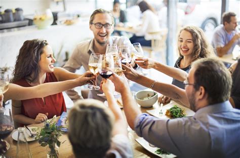 Comment inviter ses amis à un repas, c'est assez simple. Pourquoi louer un restaurant pour un événement professionnel